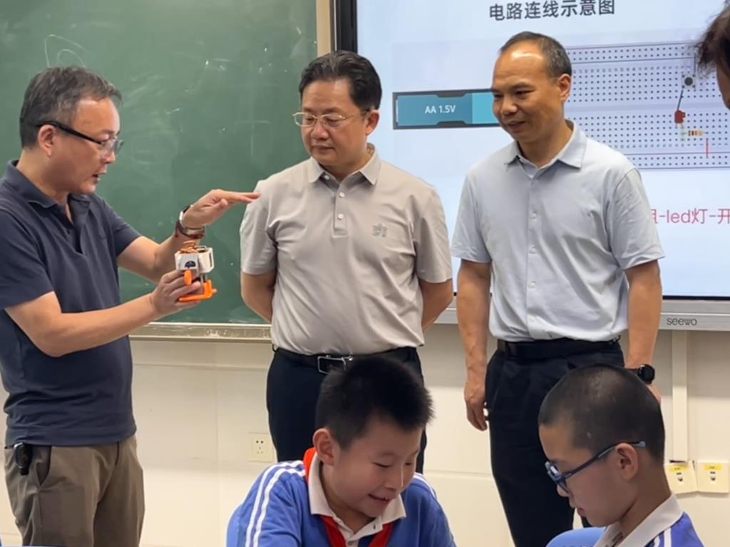 深圳市向西小学“AI智能体”实验课程初绽光芒