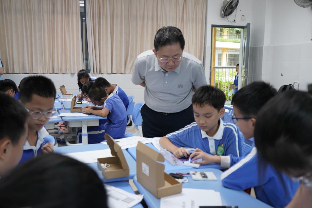 深圳市向西小学“AI智能体”实验课程初绽光芒