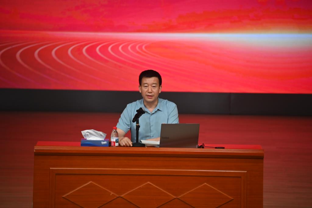 桂园中学深化师德师风建设 举办第二场“桂园精神”铸魂讲坛