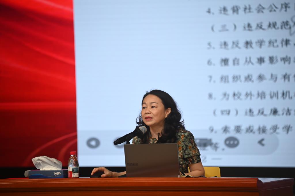 桂园中学深化师德师风建设 举办第二场“桂园精神”铸魂讲坛
