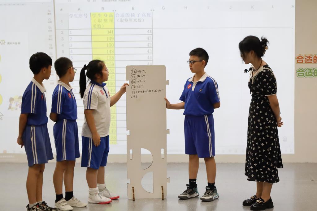 桌椅高度藏奥秘，实践探究建模型