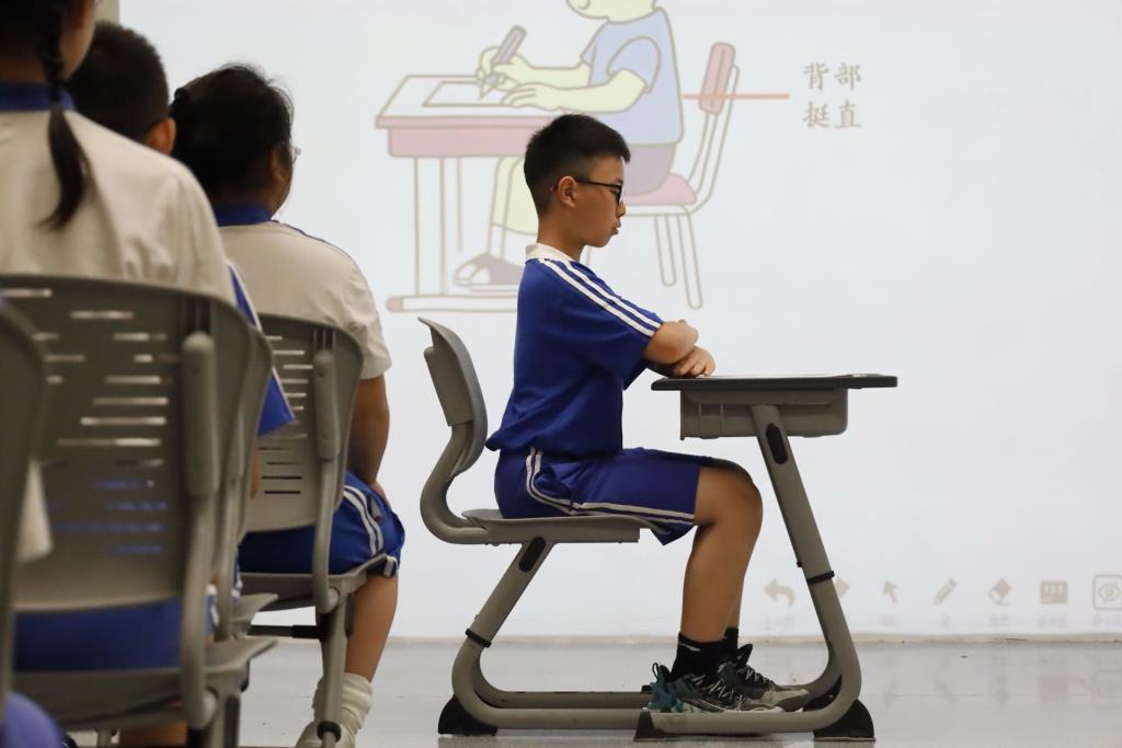 桌椅高度藏奥秘，实践探究建模型