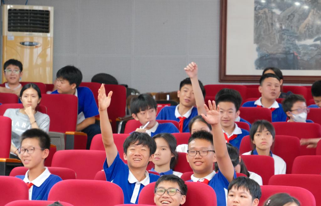同学们踊跃地参与互动
