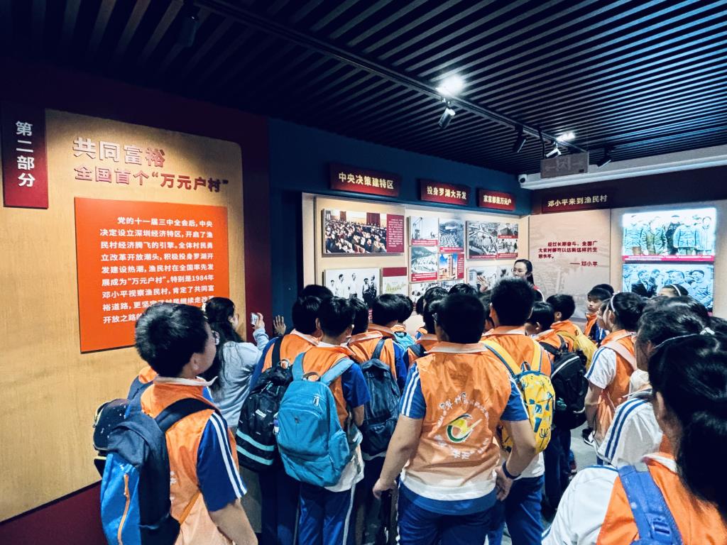 参观村史馆
