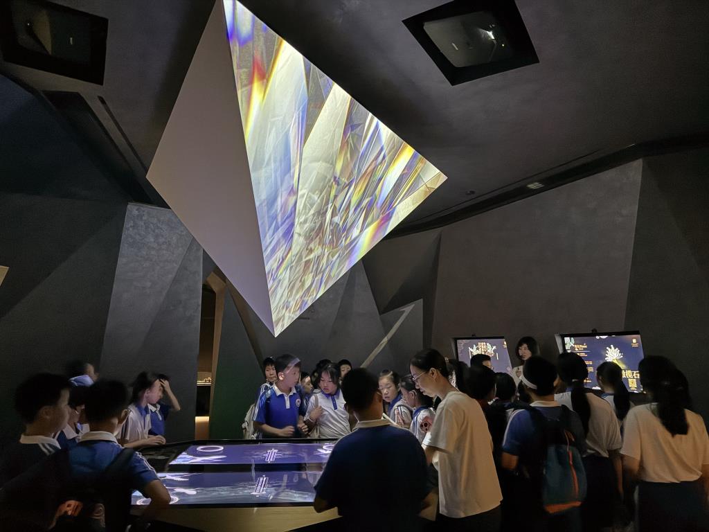 “水叮咚”探秘珠宝王国，实践美育行走课堂