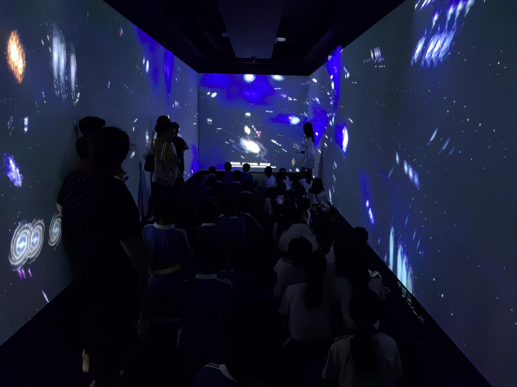 “水叮咚”探秘珠宝王国，实践美育行走课堂