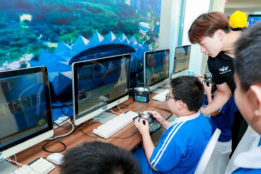 红岭小学·创心课程｜“每周半天计划”之探秘无人机基地