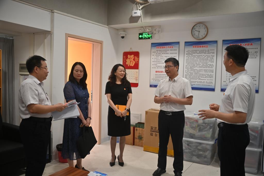 区教育局领导率队视察桂园中学中考考点组织及校园工程进展