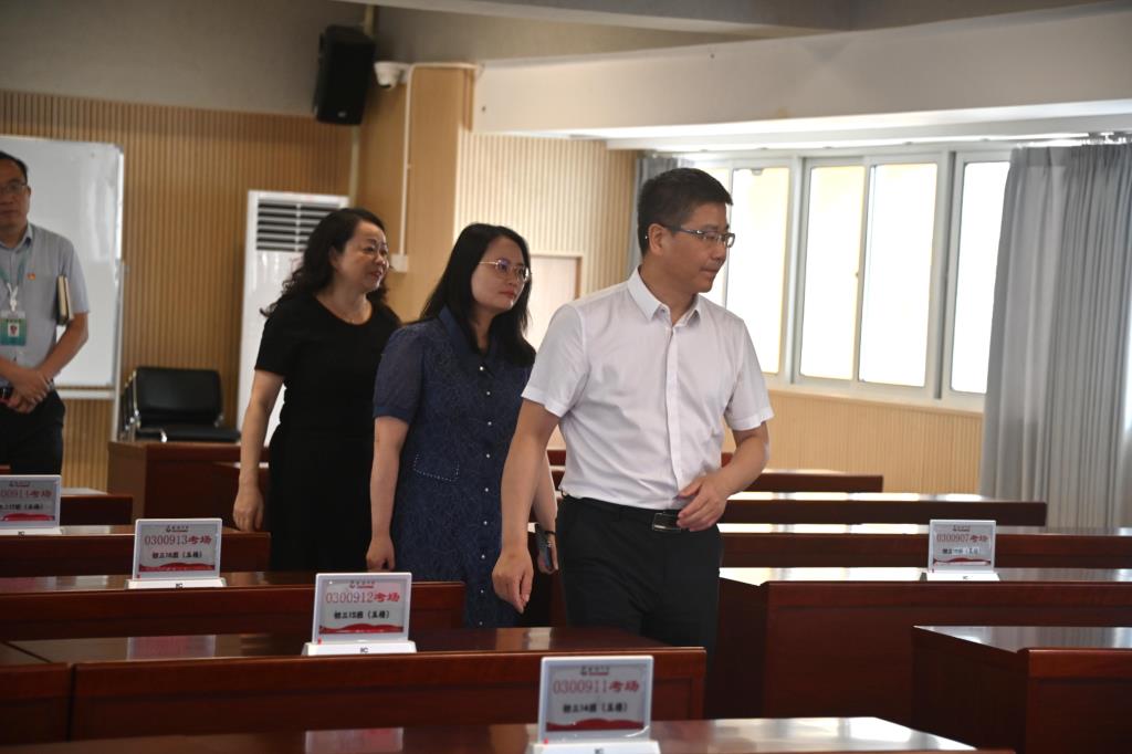 区教育局领导率队视察桂园中学中考考点组织及校园工程进展