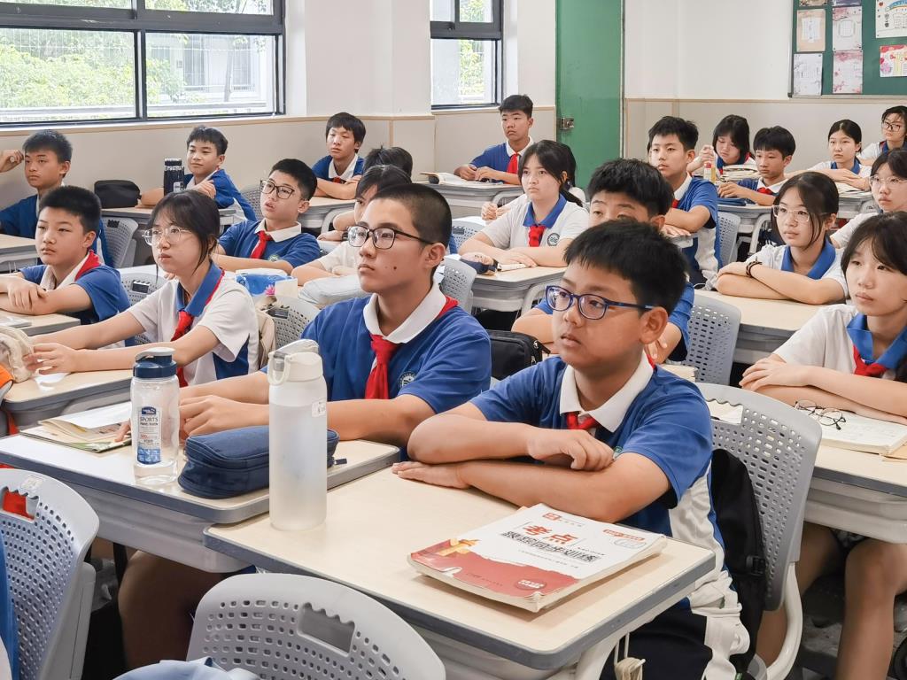 翠园文锦中学开展习近平总书记贺信及第九次 少代会精神专题学习