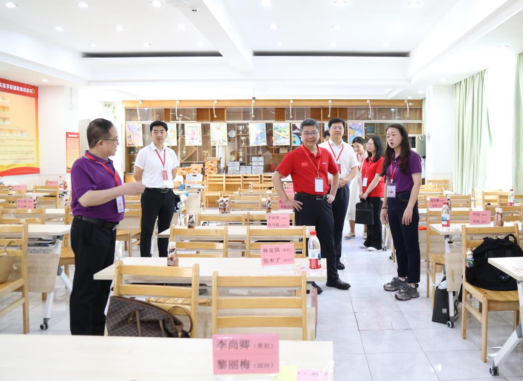 市局领导视察2025年初中学业水平考试罗湖外语实验学校考点