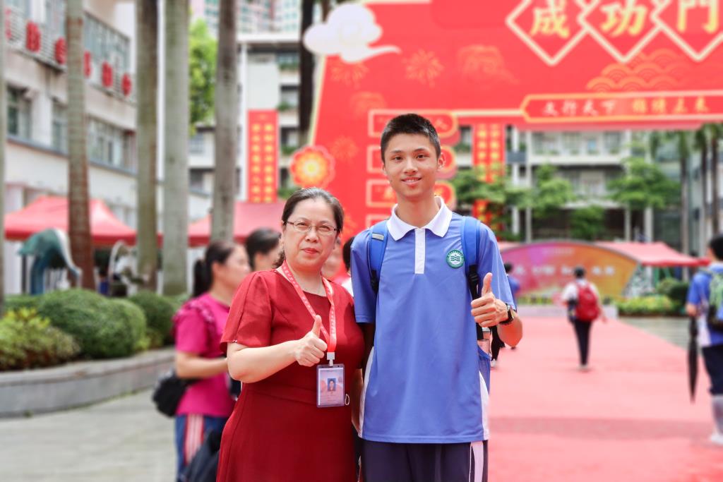 雨中的温暖BUFF！2025年深圳中考首日，翠园文锦中学硬核