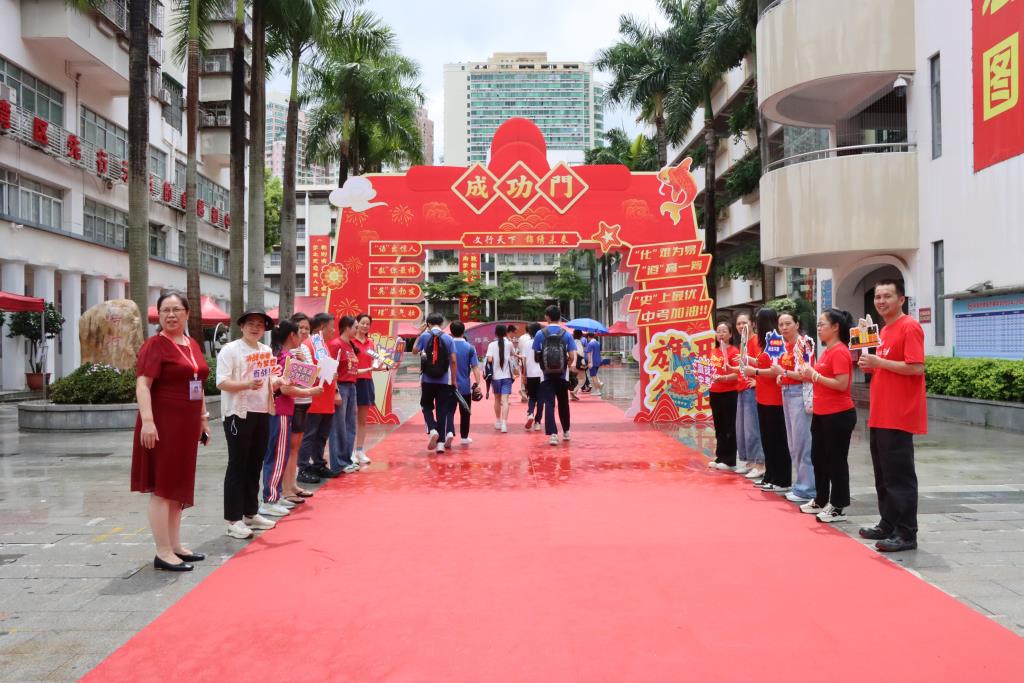 雨中的温暖BUFF！2025年深圳中考首日，翠园文锦中学硬核