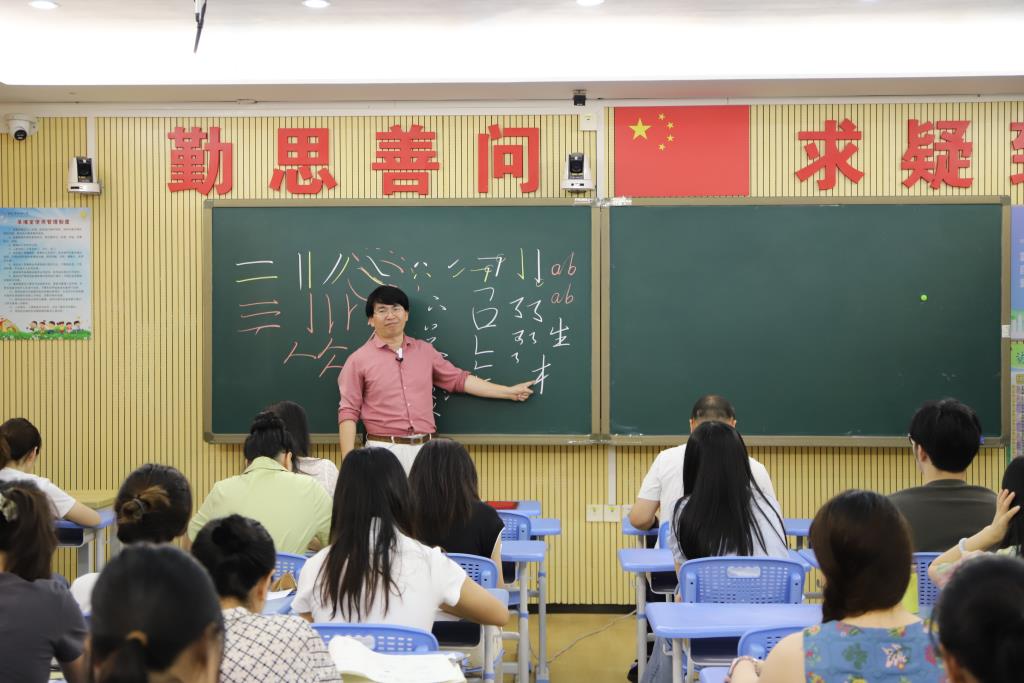 深圳市向西小学举办“好字好人生”书法培训