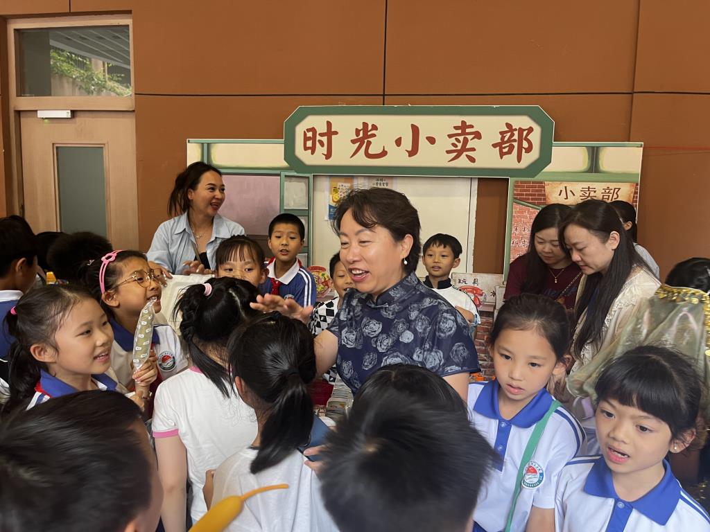 深圳市水库小学开展“‘唱’响‘摊’玩的六一”活动