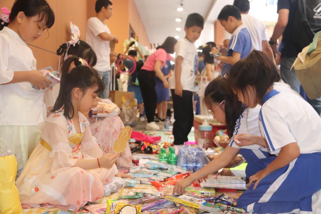 深圳市水库小学开展“‘唱’响‘摊’玩的六一”活动