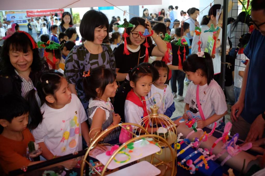 向西小学举行第四届心理活动月游园活动