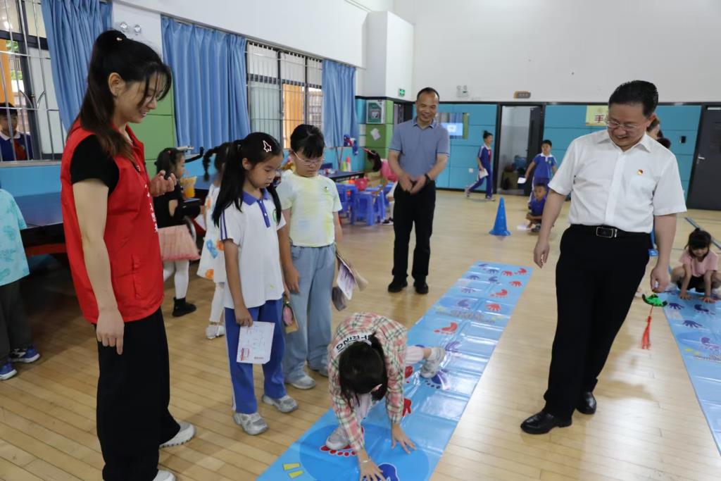 向西小学举行第四届心理活动月游园活动