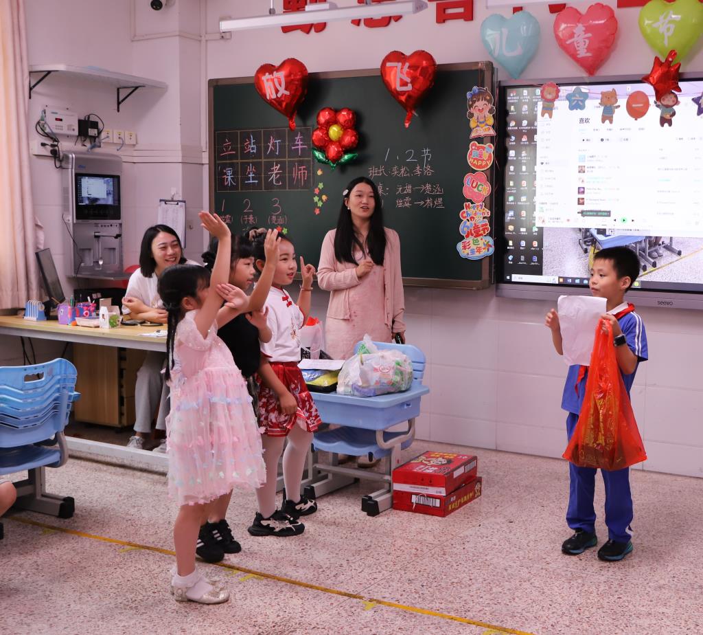 深圳市向西小学六一班级游园会精彩纷呈 