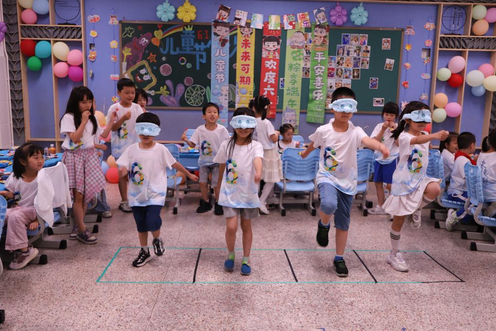 深圳市向西小学六一班级游园会精彩纷呈 