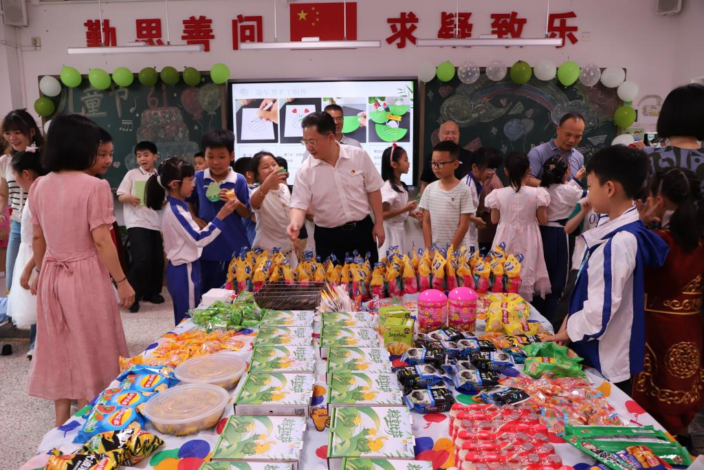 深圳市向西小学六一班级游园会精彩纷呈 