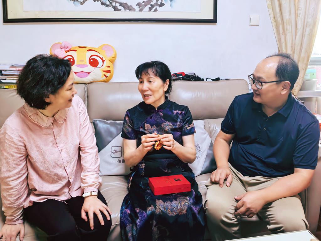 布心中学党总支部开展“七一”慰问退休党员活动
