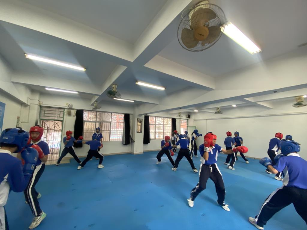 布心中学拳击队在罗湖区首届中小学生拳击锦标赛中揽获 9 金
