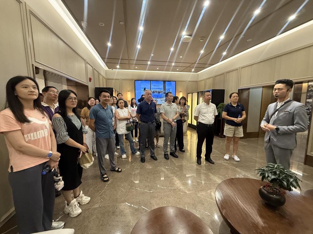 深圳市翠园文锦中学党总支开展“行走的廉政课”主题党日活动