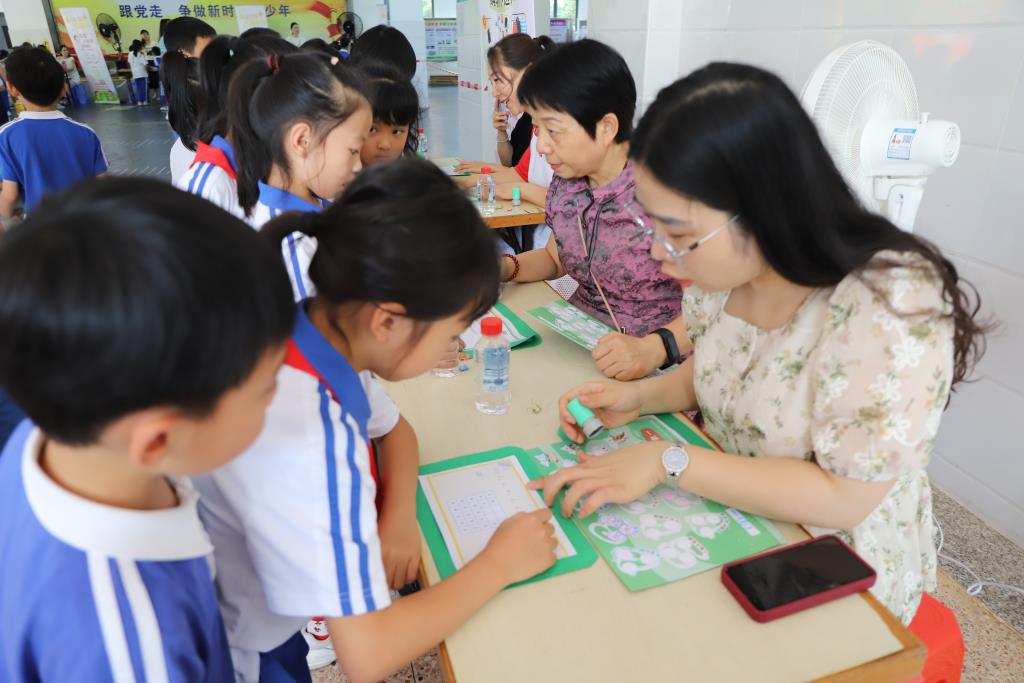 向西小学开展趣味游园学科素养过关活动