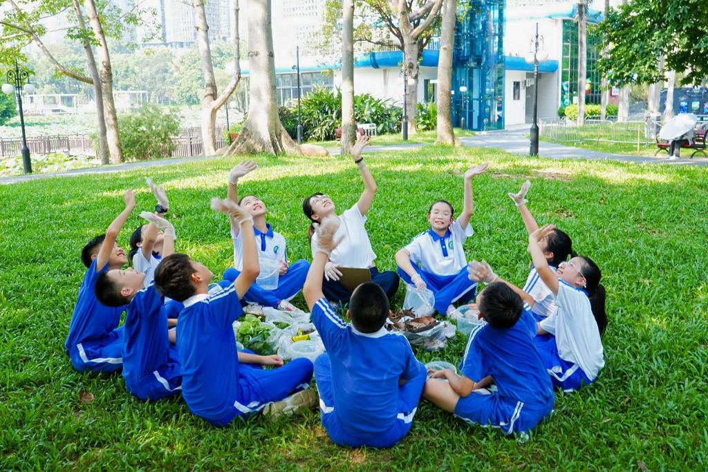 洪湖小学“每周半天计划”生态实践课：探索落叶的绿色新生