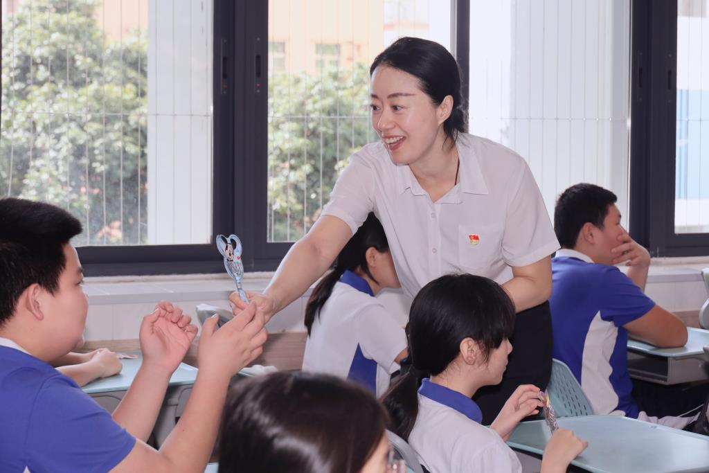 校长刘建琪为孩子们送上“秋天第一颗糖”