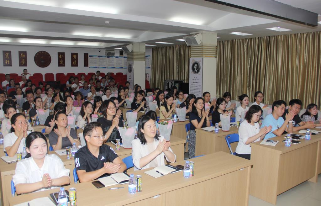 深圳市南湖小学召开新学期教职工大会
