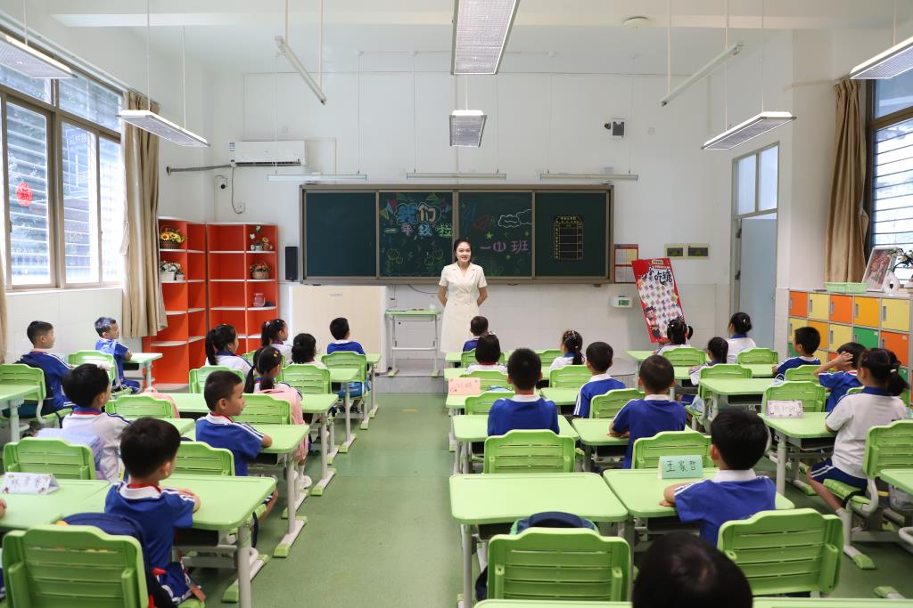 红岭小学·暖心课程｜萌娃晋级启新程，家校共育暖心田