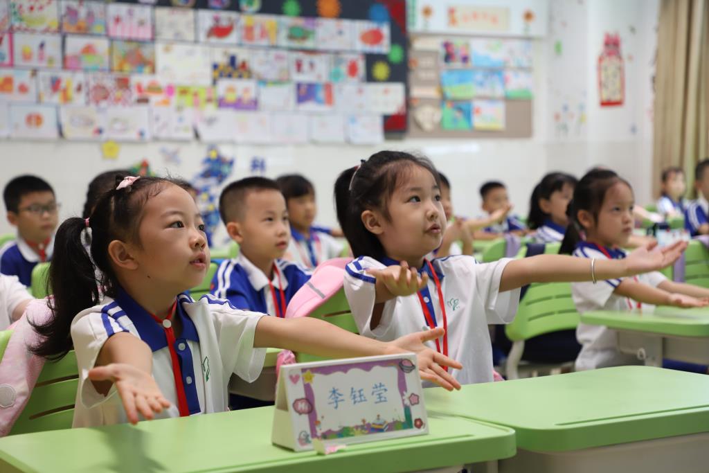 红岭小学·暖心课程｜萌娃晋级启新程，家校共育暖心田