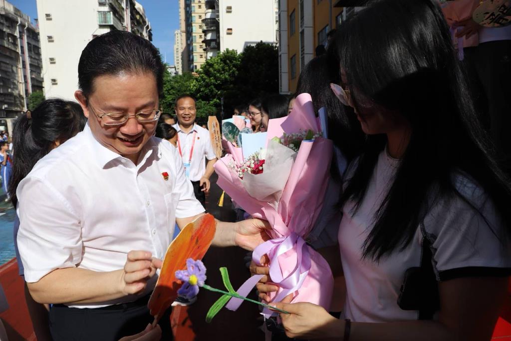 深圳市向西小学举办第41个教师节庆祝活动