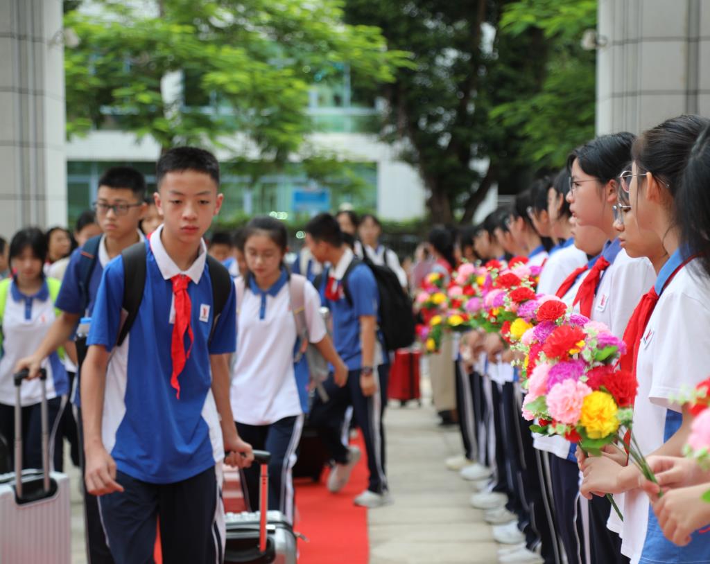布心中学新学期迎新仪式开启新征程