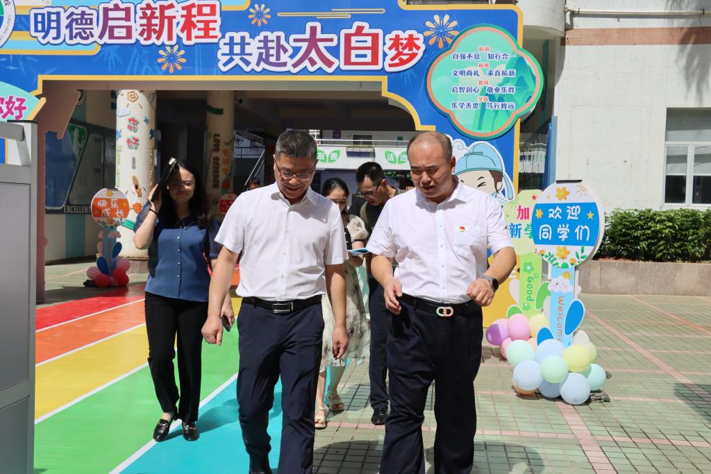 局长高延勇赴太白实验学校指导开学工作