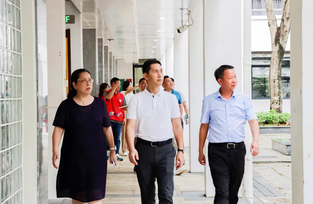 关怀沁教坛，敬师颂恩情