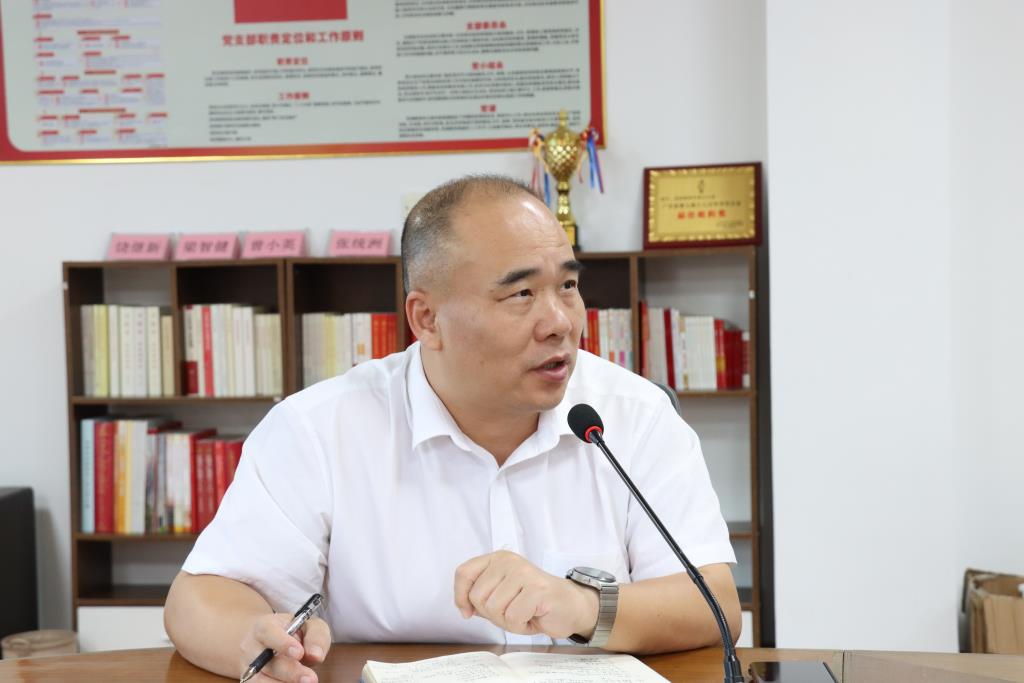 学校负责人饶继新同志