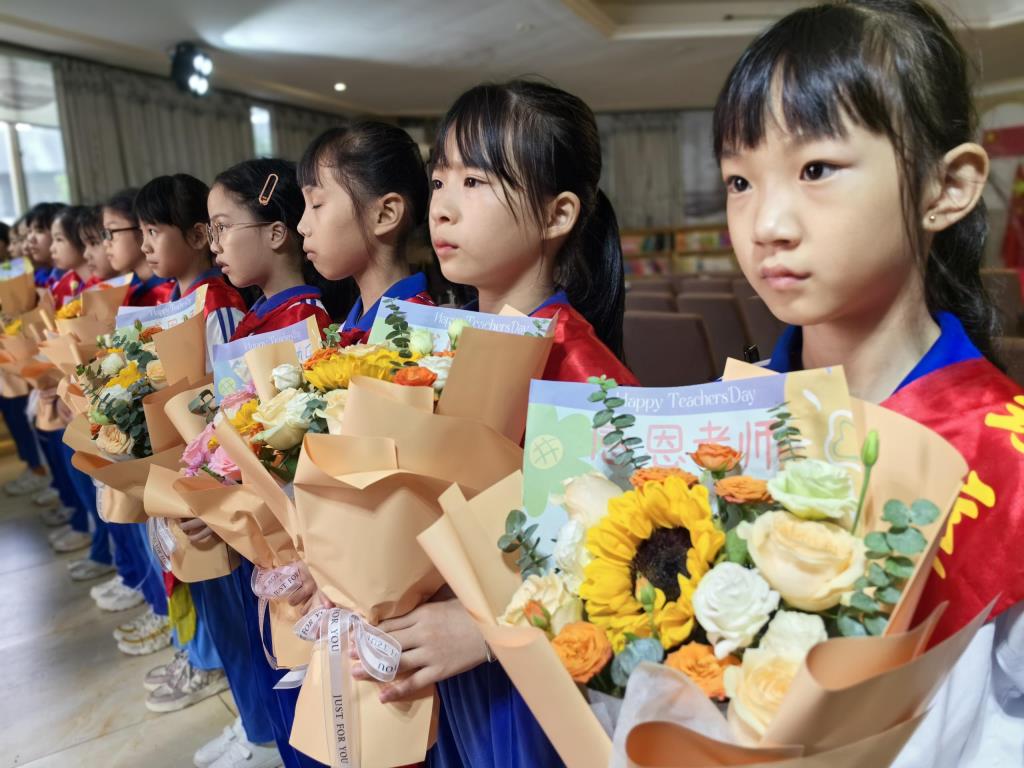 2.献花学生代表