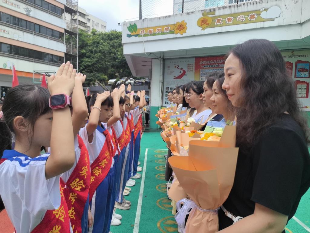 3.学生代表为语文组老师献花