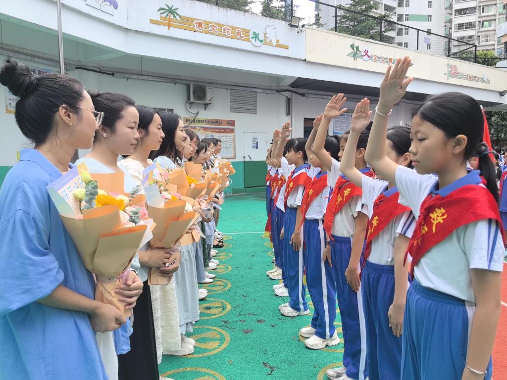 4.学生代表为数学组老师献花