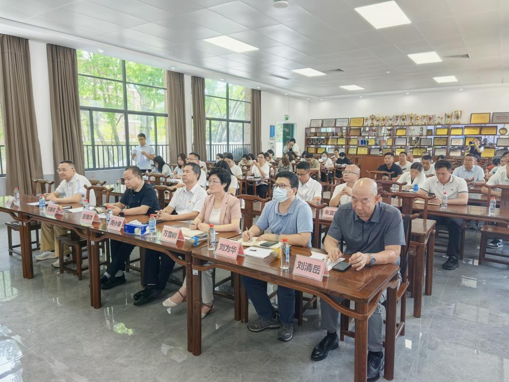 专家团队认真聆听各科组负责人的汇报