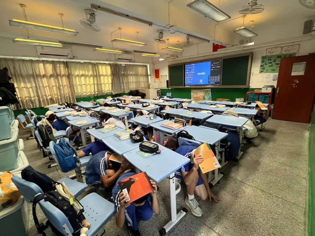 筑牢安全防线，守护生命成长——深圳市翠茵学校开展地震应急疏散