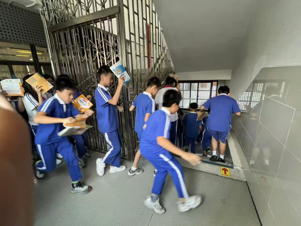 筑牢安全防线，守护生命成长——深圳市翠茵学校开展地震应急疏散