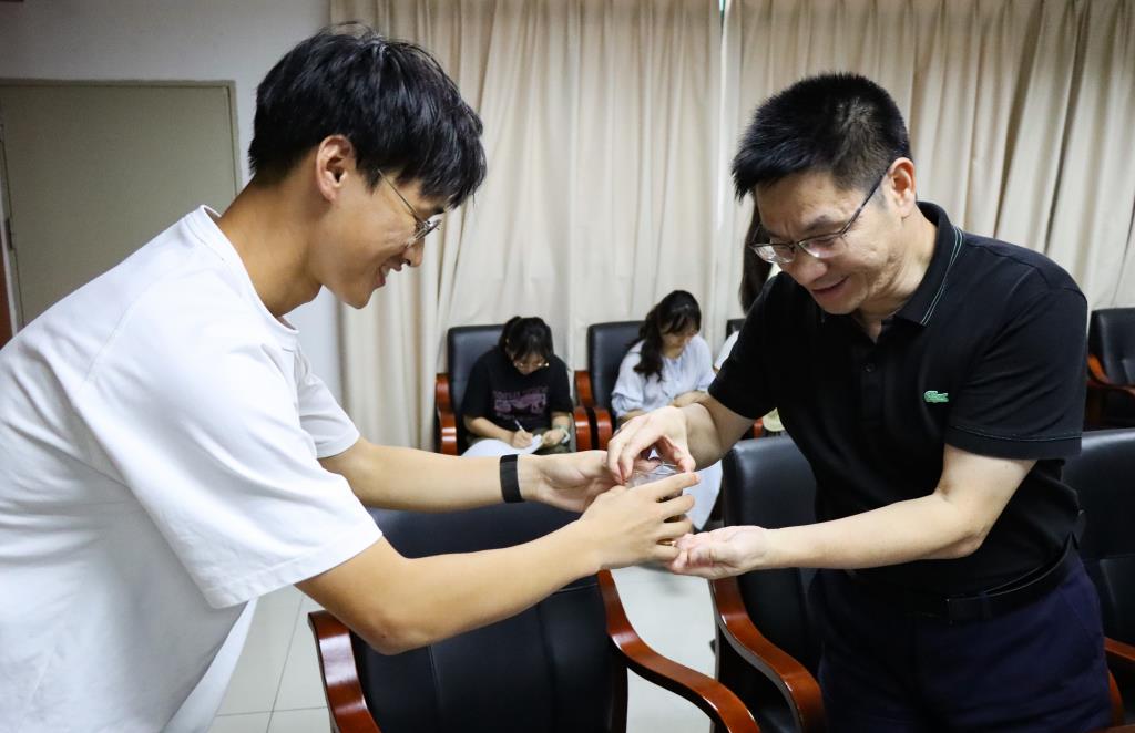青蓝共济启新程，师徒同心育英才
