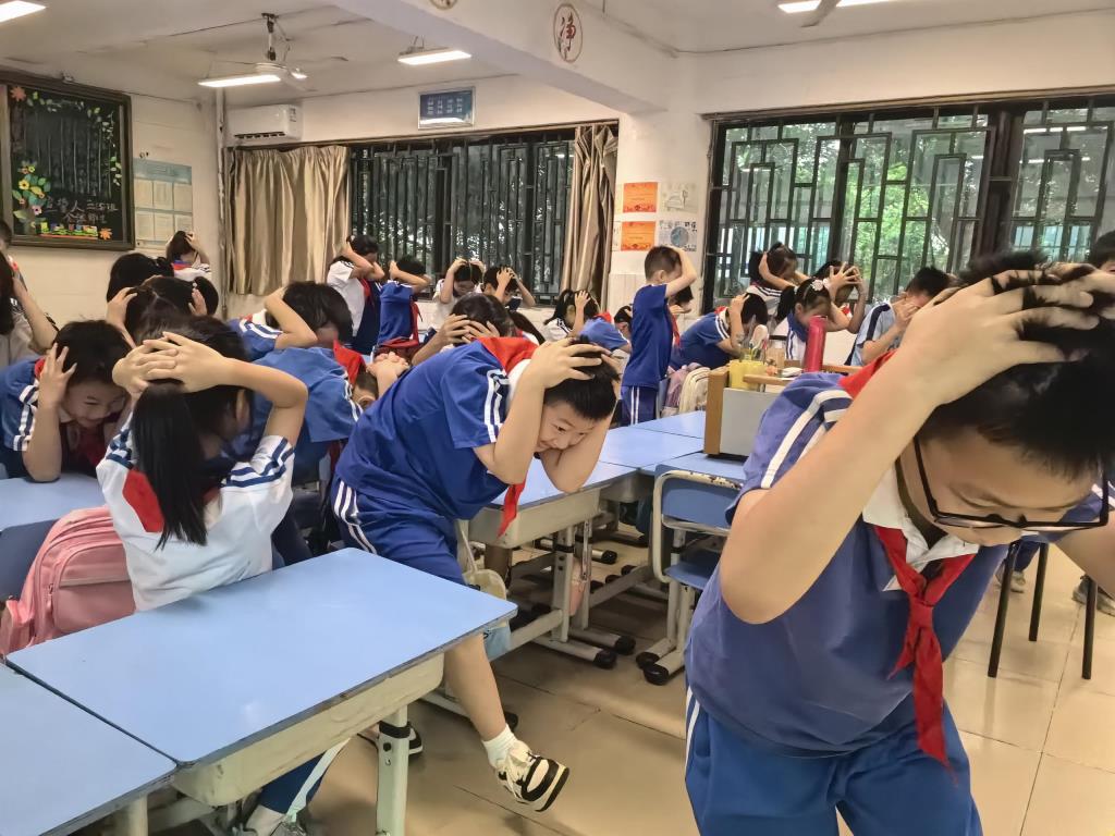班主任对学生进行防震与逃生教育2