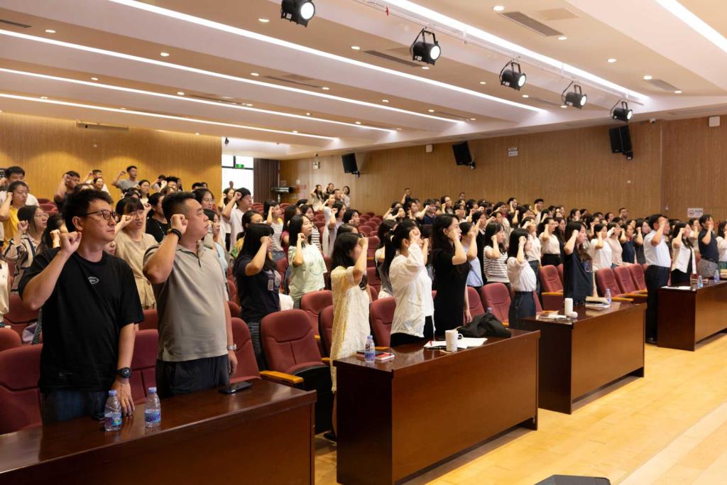 全体教师进行师德师风宣誓