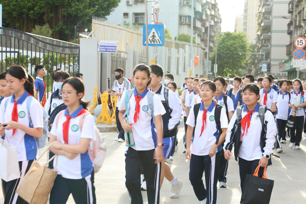 开学返校的孩子们