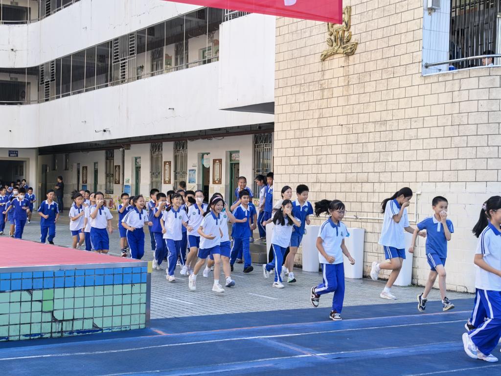 深圳市洪湖小学成功开展2025年秋季消防抗震应急疏散演练